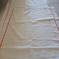 4 tende bianche con inserti arancioni 