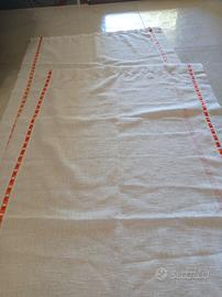 4 tende bianche con inserti arancioni 