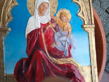 Bassorilievo raffigurante la Madonna con Bambino