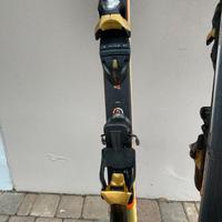 Sci discesa con attacchi