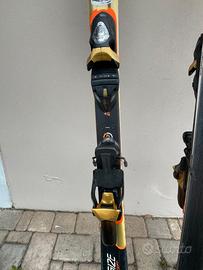 Sci discesa con attacchi