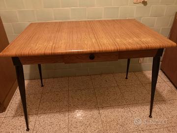 Tavolo vintage cucina Salvarani in legno con casse