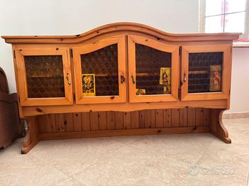 Credenza rustica in legno con vetrina e base