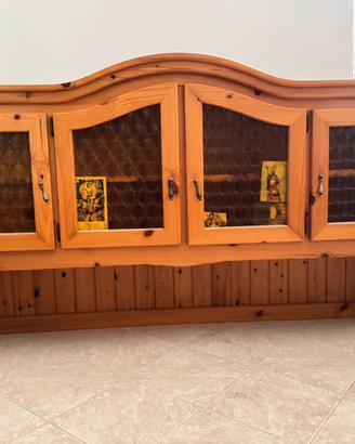 Credenza rustica in legno con vetrina e base