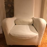 Poltrona imbottita in tessuto bianco