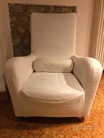 Poltrona imbottita in tessuto bianco