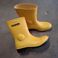 stivali e pantaloni da lavoro 