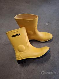 stivali e pantaloni da lavoro 