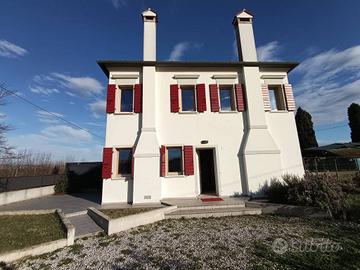 VILLETTA TRAVATA A VISTA CON GIARDINO PRIVATO