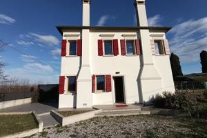 VILLETTA TRAVATA A VISTA CON GIARDINO PRIVATO