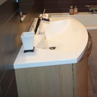 Mobile con lavabo e miscelatore