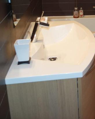 Mobile con lavabo e miscelatore