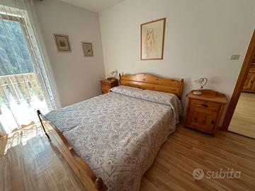 mobili in legno come da foto