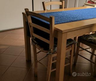 Tavolo allungabile e 4 sedie in legno e paglia