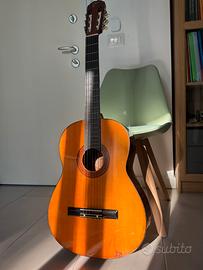 Chitarra classica con corde nuove
