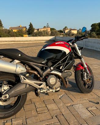 Ducati Monster 696