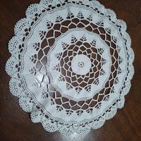 Centrini ricamati a mano + uncinetto