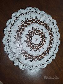 Centrini ricamati a mano + uncinetto