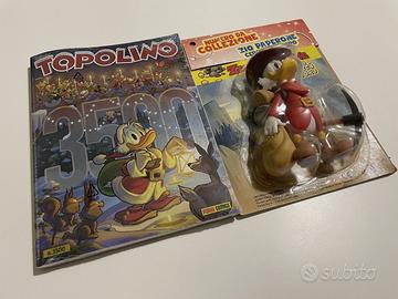 Topolino con statuetta Zio Paperone nel Klondike