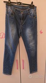 Jeans skinny blu con strass ed perline sul fondo
