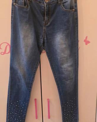 Jeans skinny blu con strass ed perline sul fondo