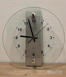 Orologio in vetro e metallo