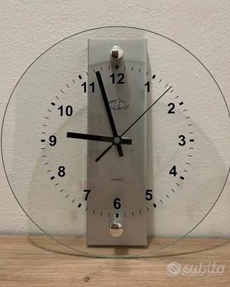 Orologio in vetro e metallo