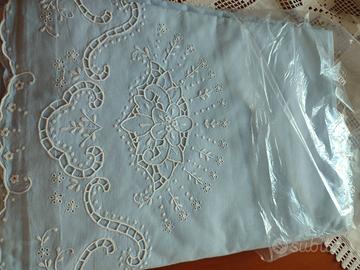 Lenzuola ricamate a mano da corredo celeste
