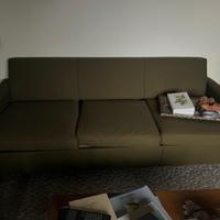 divani , telefonoo sip e orologio da parate