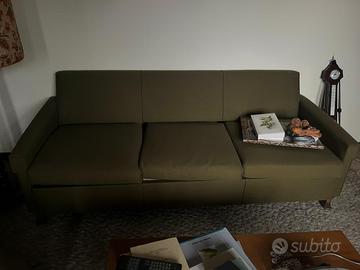 divani , telefonoo sip e orologio da parate