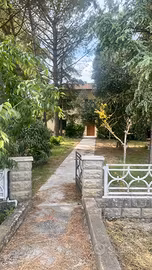Casa con taverna granaio e giardino