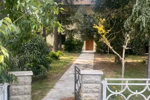 Casa con taverna granaio e giardino