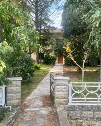 Casa con taverna granaio e giardino