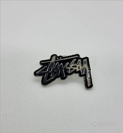 Spilla Stussy, Pin Stussy