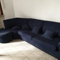 Divano tessuto blu ad angolo con pouf