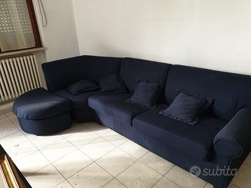 Divano tessuto blu ad angolo con pouf