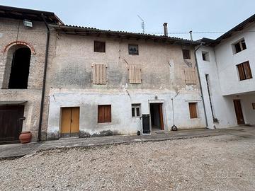 Casa in linea in borgo