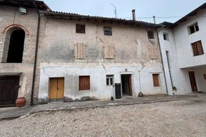 Casa in linea in borgo