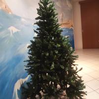 Albero di Natale con addobbi, luci e festoni 