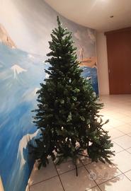 Albero di Natale con addobbi, luci e festoni 