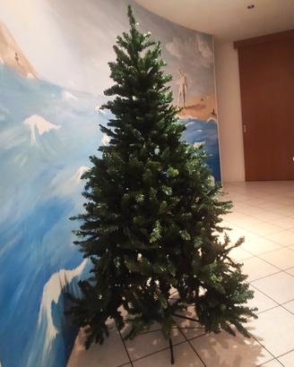 Albero di Natale con addobbi, luci e festoni 