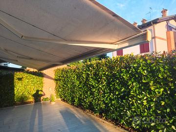 Tenda da sole motorizzata (7x4 m) con cassonetto.a