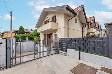 VILLA A SCHIERA D'ANGOLO A ORIGGIO