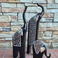 Sculture in legno elefanti decorativi.