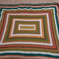 Coperta in lana fatta all'uncinetto 