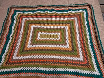 Coperta in lana fatta all'uncinetto 