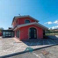 San cesareo:locale con corte e appartamento