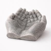Scultura Mani Protettive in Cemento