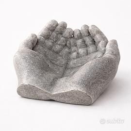 Scultura Mani Protettive in Cemento