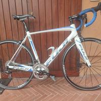 Bici da corsa Fuji Altamira in carbonio